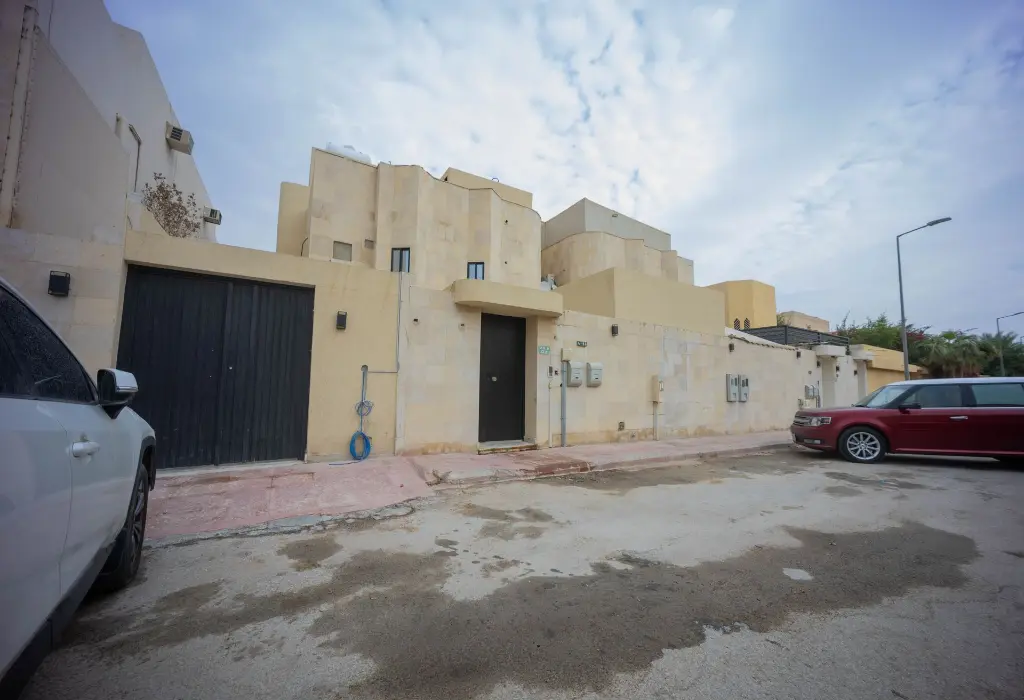 المبنى من الخارج.webp
